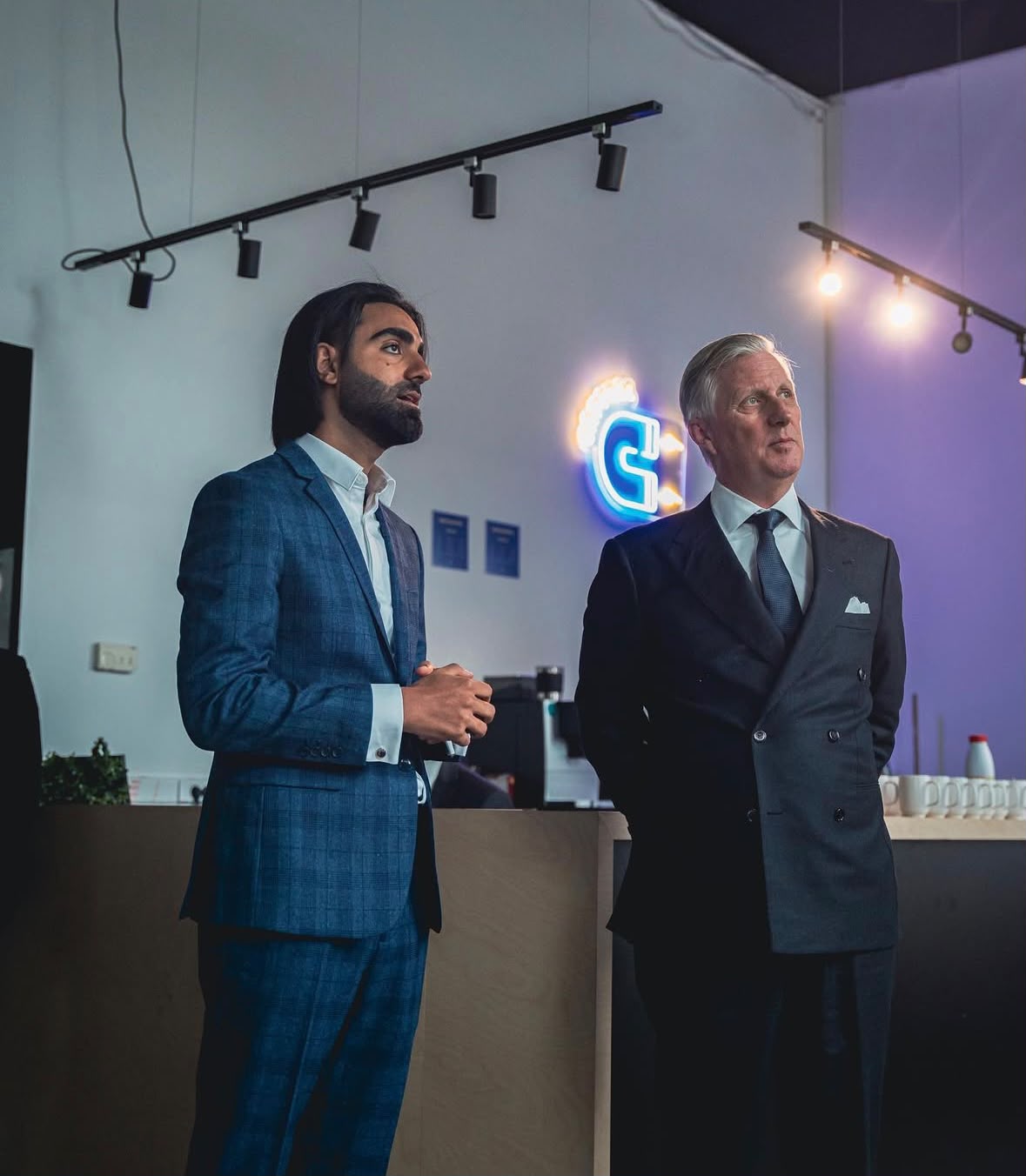 Client accueillant une personnalité au showroom