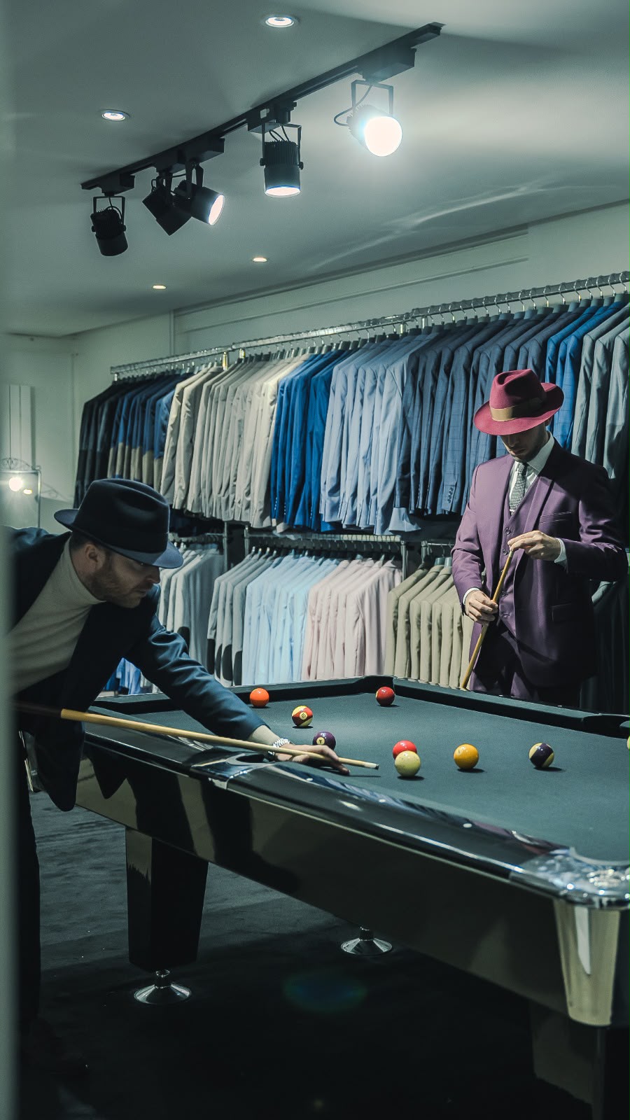 Deux hommes jouant au billard en costume