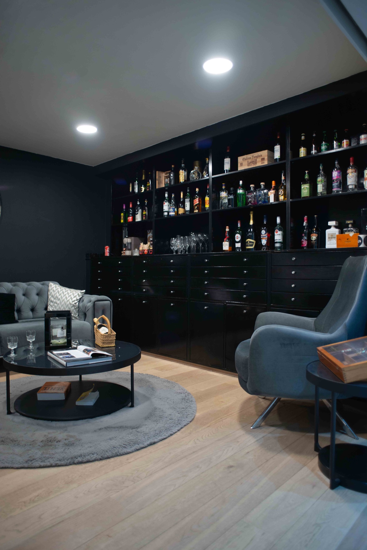 Fauteuil Chesterfield et table basse