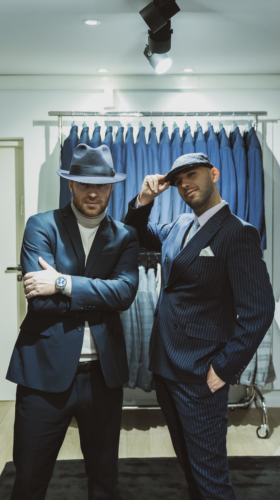 Groupe d'amis en costume bleu marine avec cocktails