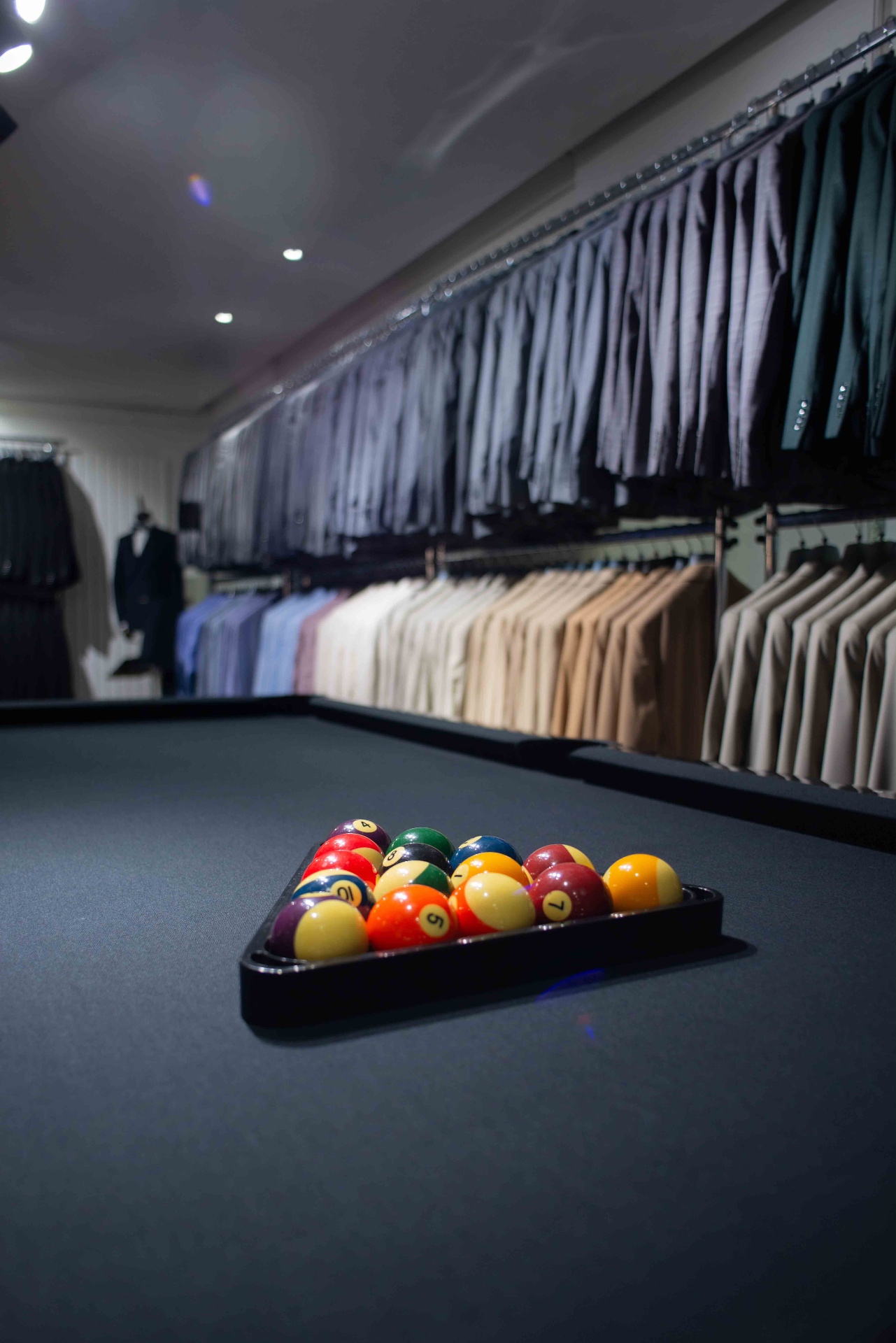 Table de billard et racks de costumes