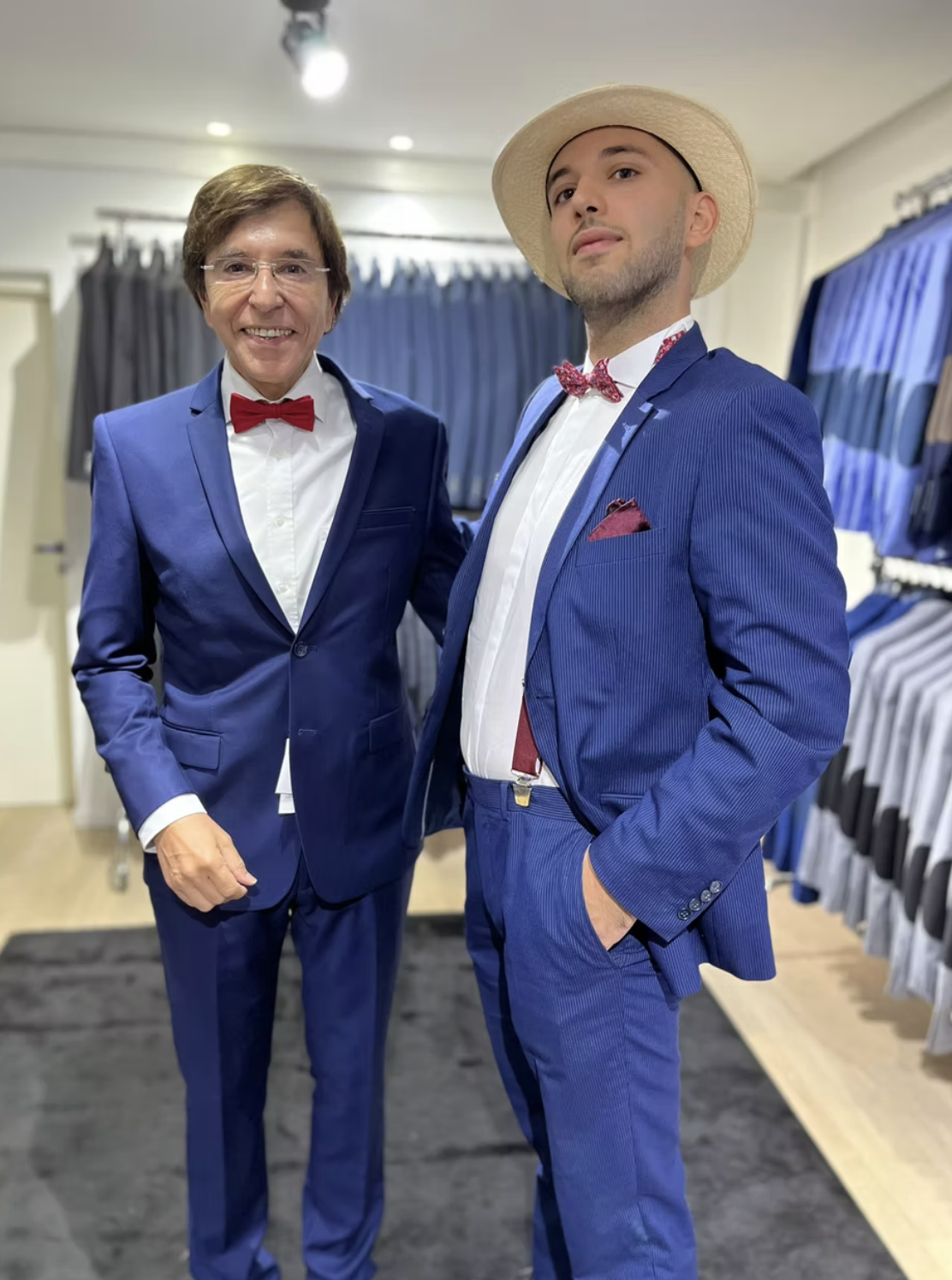 Client Via Leone en costume bleu au showroom